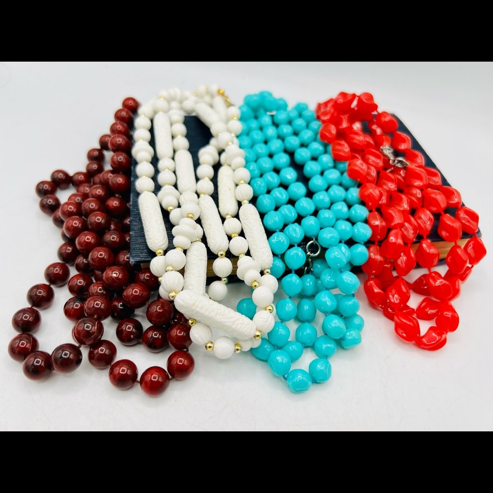 Lot of 4 vintage SARAH COVENTRY plastic bead necklaces red turquoise white - Picture 6 of 12